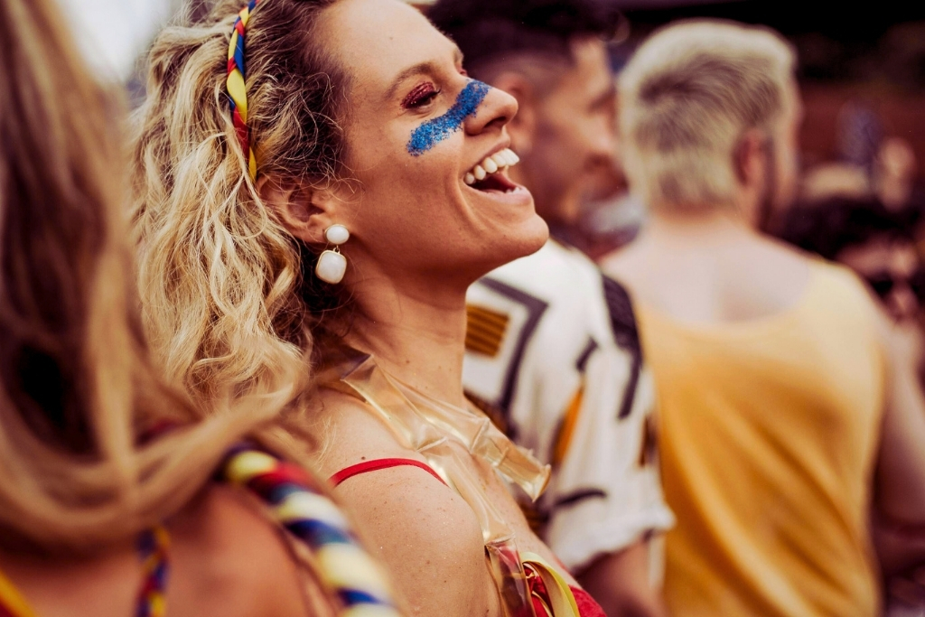Blask festiwalu: Najmodniejsze makijaże festiwalowe z cekinami, brokatem i kolorową fantazją